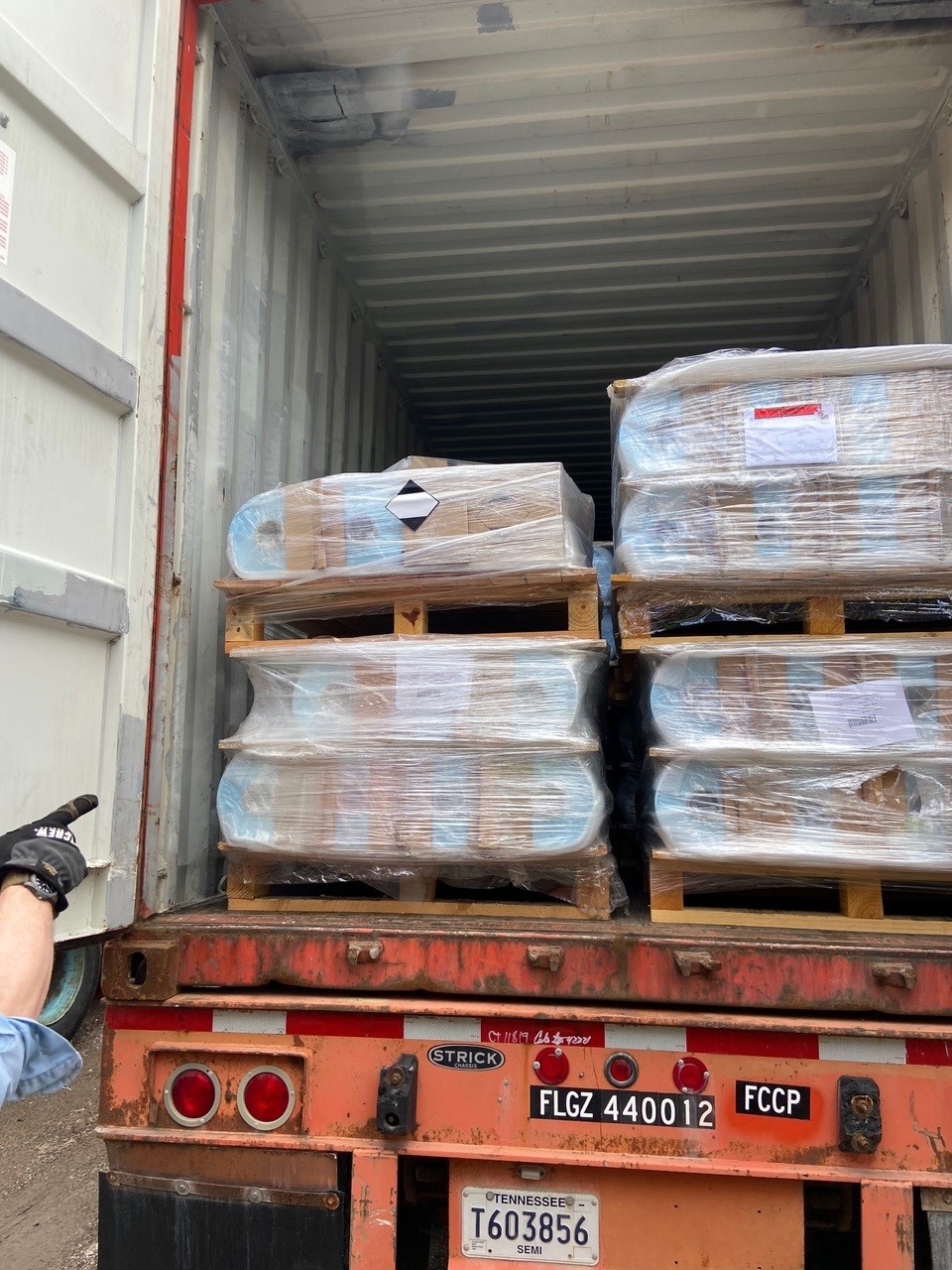 Palés cargados en el interior de un contenedor abierto