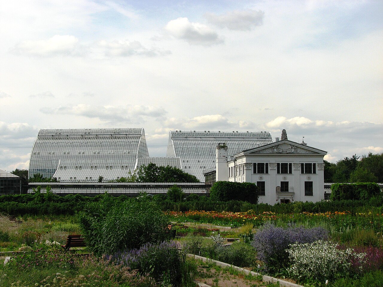 Grandes invernaderos de vidrio en un jardín botánico